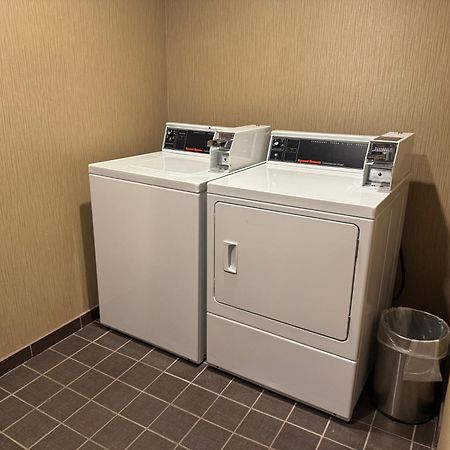 ベストウェスタン プラス アトレア エアポート イン アンド スイーツ プレインフィールド エクステリア 写真