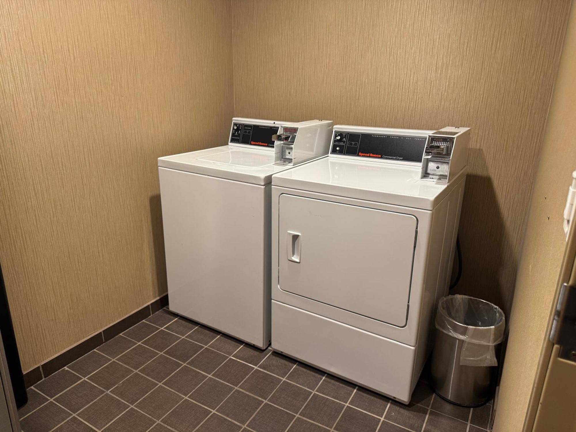 ベストウェスタン プラス アトレア エアポート イン アンド スイーツ プレインフィールド エクステリア 写真